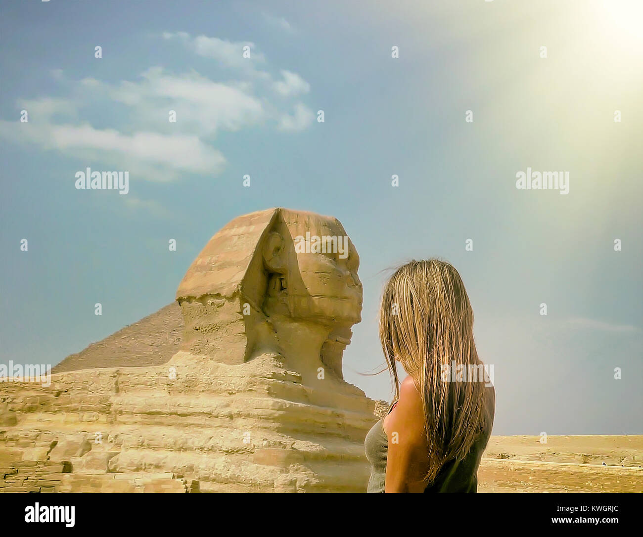 La donna in piedi davanti alla Grande Sfinge di Giza in Il Cairo Egitto. Stock Photo. Foto Stock