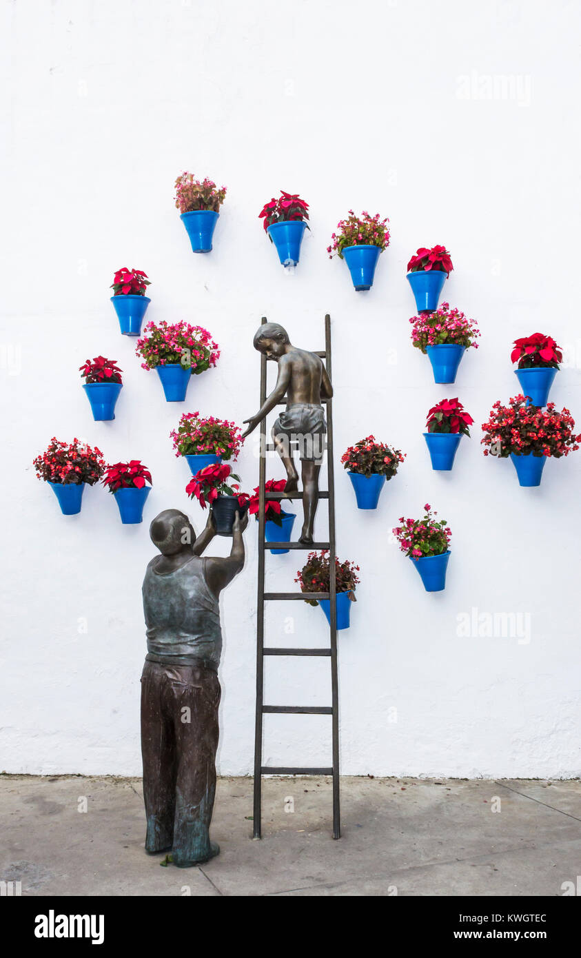 Cordoba, Spagna. Una scultura di José Manuel Belmonte di un vecchio e un giovane ragazzo di impianti di irrigazione. Foto Stock