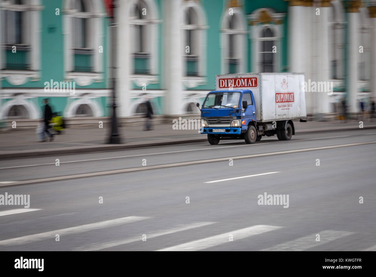 Panoramica di un diplomatico carrello davanti al Museo Hermitage di San Pietroburgo Russia Foto Stock