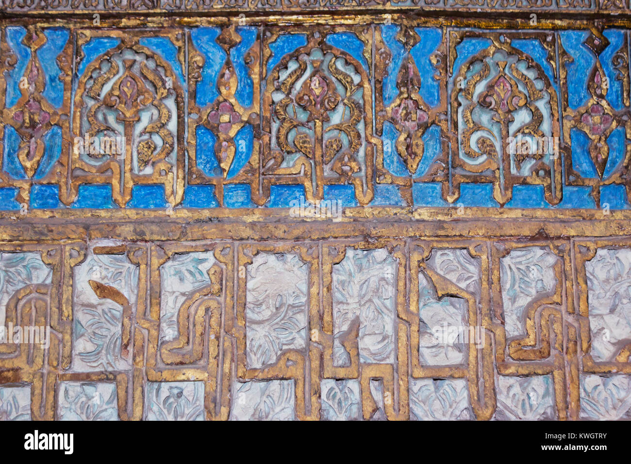 Cordoba, Spagna. Il Mudéjar Cappella di San Bartolomé, una quattrocentesca cappella funeraria. Dettaglio della decorazione in stucco in stile Mudejar lavorare sulla parete. Foto Stock