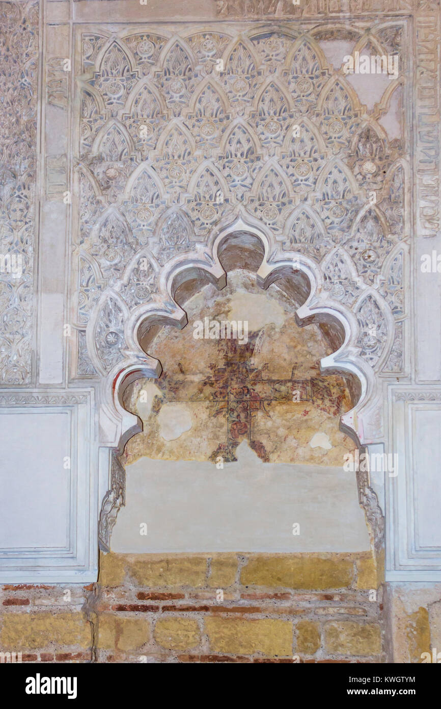 Sinagoga di Cordova, il quartiere ebreo di Cordoba, Spagna. Dettaglio della decorazione in stucco in stile Mudejar di pannelli di parete. Foto Stock