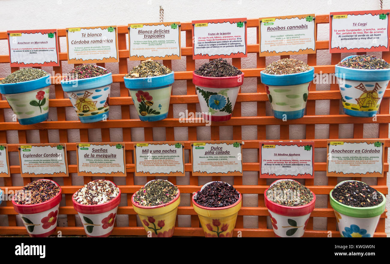Cordoba, Spagna. Un display a colori di plantpots contenenti varietà di tè e infusi. Foto Stock
