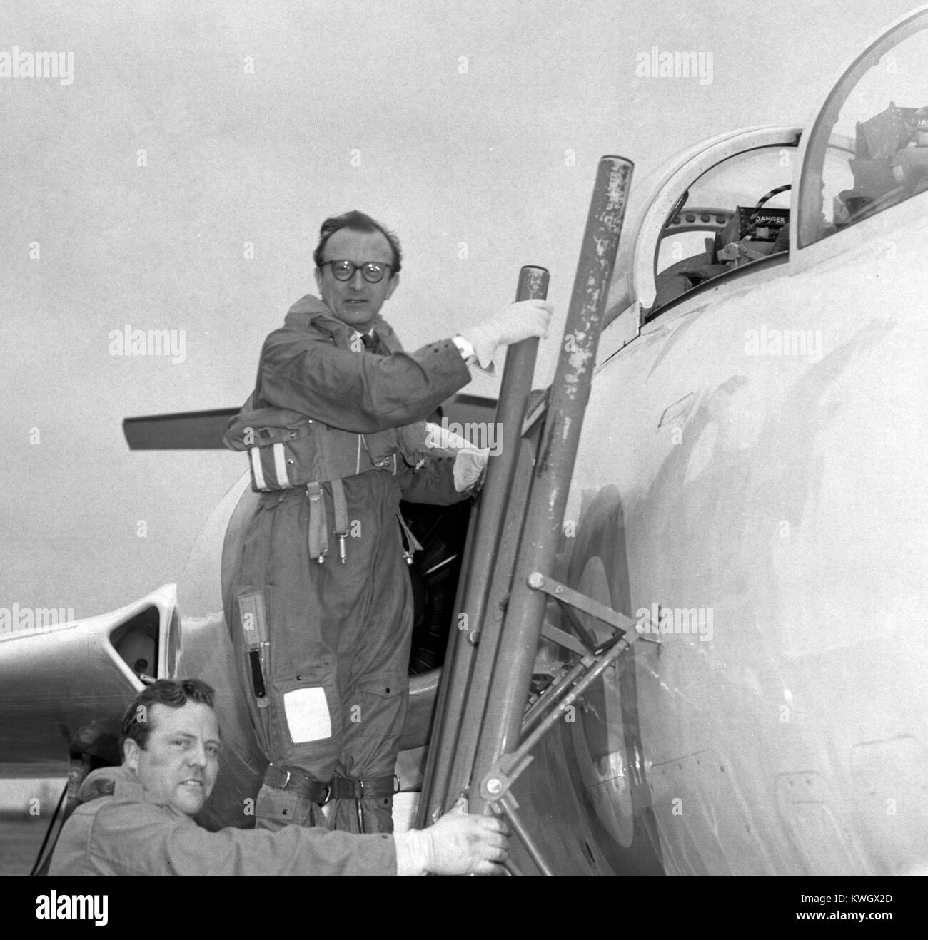 Lord Carrington (superiore), primo signore del Ministero della Marina, salite in Marina di ultima supersonic a basso livello strike aircraft - il Blackburn Buccaneer - che va in servizio del prossimo anno. In seguito è il Chief Test Pilot Lieutenant-Commander Derek Whitehead, che era a comandi di un 20 minuti di volo da Holme-su-Spalding Moor, East Yorkshire. Foto Stock