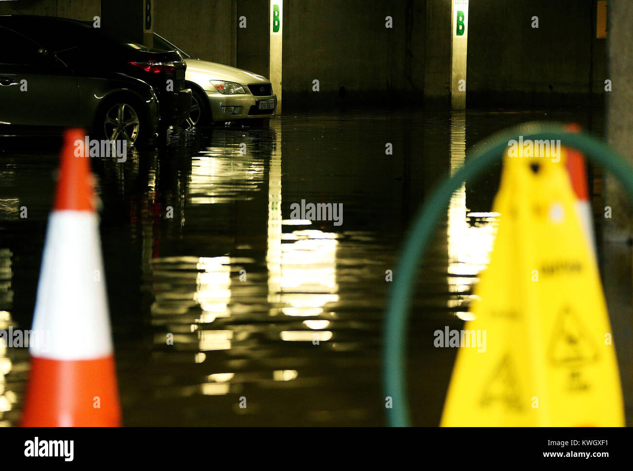 Automobili abbandonate in un invaso parcheggio in centro citta' di Galway, come tempesta Eleanor ancorato nel Regno Unito e in Irlanda con una violenta tempesta-forza vento fino a 100 km/h, lasciando migliaia di case senza potere e colpire i collegamenti di trasporto. Picture Data: mercoledì 3 gennaio 2018. Interruzione diffusa è prevista per mercoledì dopo la tempesta spazzati in tutto il paese per tutta la notte con le pesanti pioggia, grandine e drammatici tuoni e fulmini. Vedere PA storia Meteo Gales in Irlanda. Foto di credito dovrebbe leggere: Brian Lawless/PA FILO Foto Stock