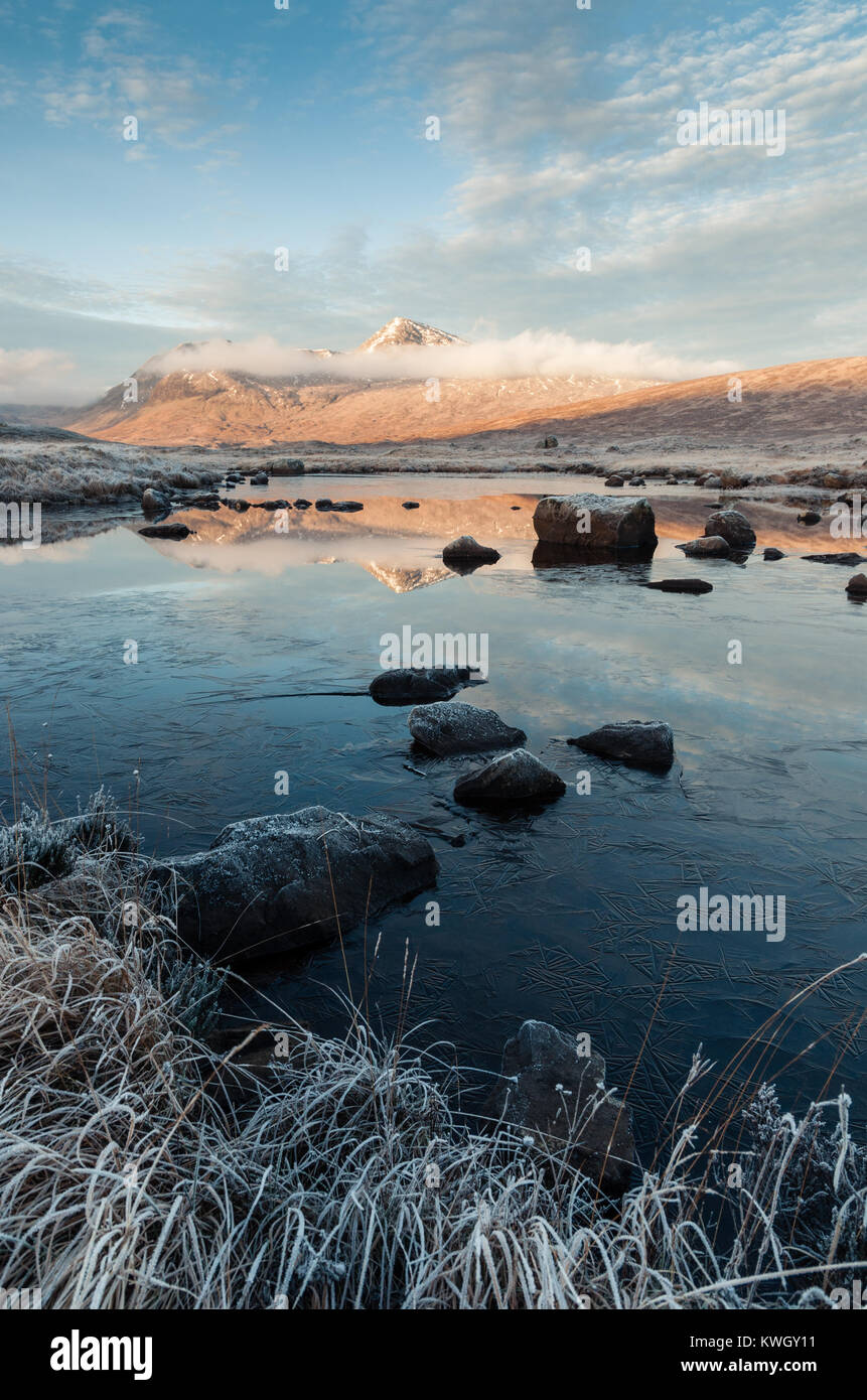 A Frozen Loch Ba e il Blackmount su un gelido inverno di mattina a Rannoch Moor Foto Stock