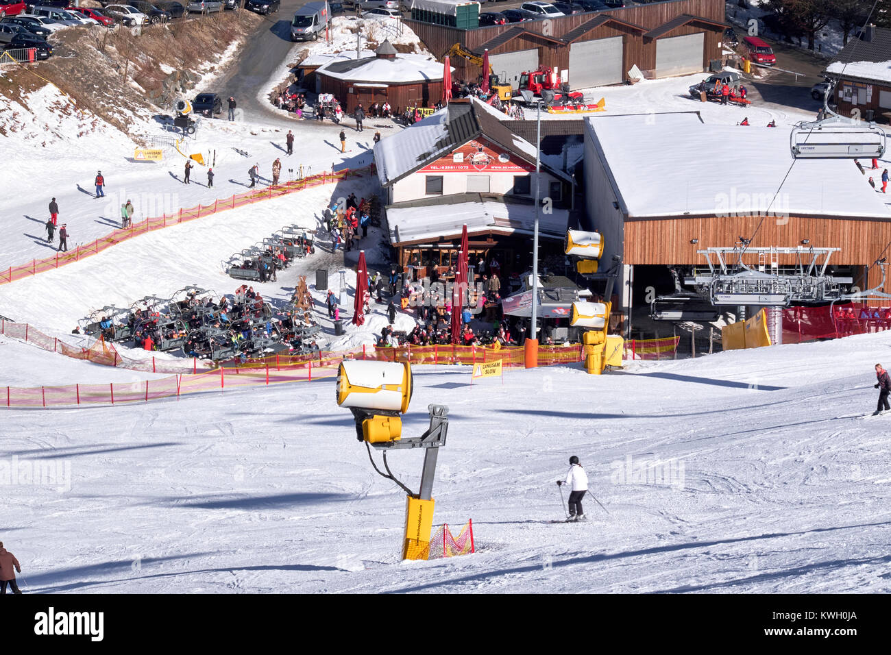 WINTERBERG, Germania - 15 febbraio 2017: la gente in un bar vicino a una stazione di fondo al carosello sciistico Winterberg Foto Stock