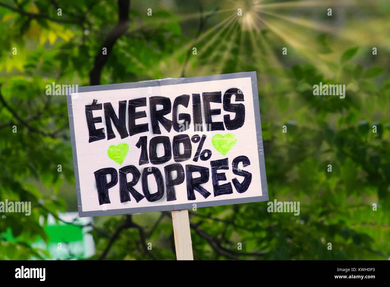 Montreal, Canada, 21 Settembre,2014.energia pulita segno di protesta contro un sfondo verde.Credit:Mario Beauregard/Alamy Live News Foto Stock