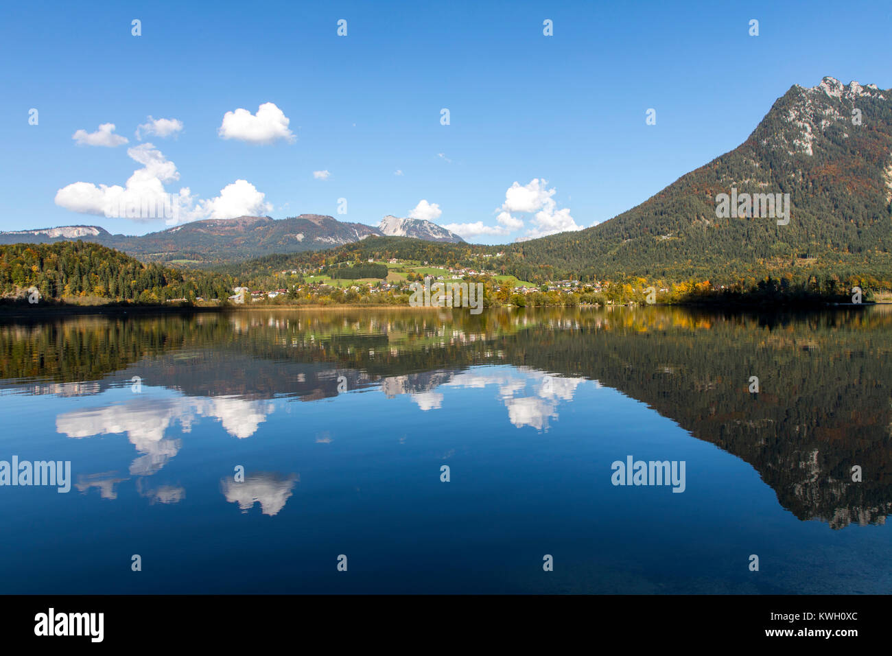 Lago Hallstatt, Austria superiore, regione del Salzkammergut, North Shore vicino a Bad Goisern, Foto Stock