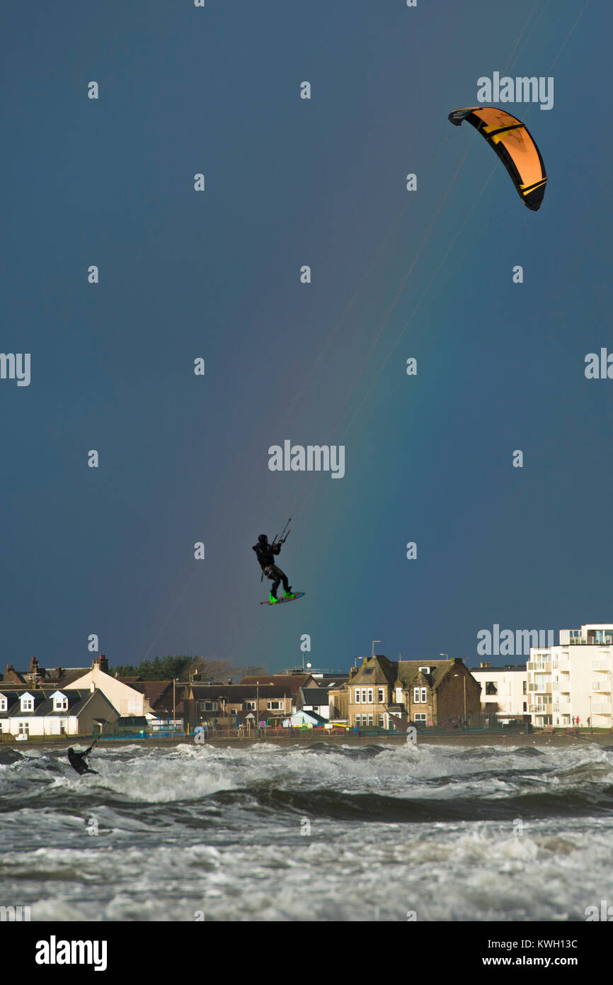 Kite surfers nell'Ayrshire cittadina balneare di Troon approfittare delle condizioni di vento di tempesta Eleanor ancorato nel Regno Unito con una violenta tempesta di forza di vento fino a 100 km/h, lasciando migliaia di case senza potere e colpire i collegamenti di trasporto. Foto Stock