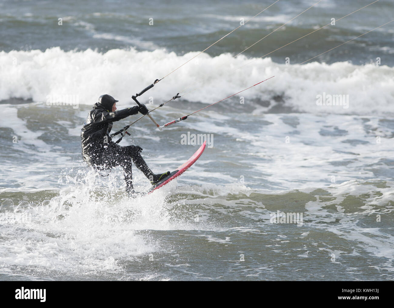 Kite surfers nell'Ayrshire cittadina balneare di Troon approfittare delle condizioni di vento di tempesta Eleanor ancorato nel Regno Unito con una violenta tempesta di forza di vento fino a 100 km/h, lasciando migliaia di case senza potere e colpire i collegamenti di trasporto. Foto Stock