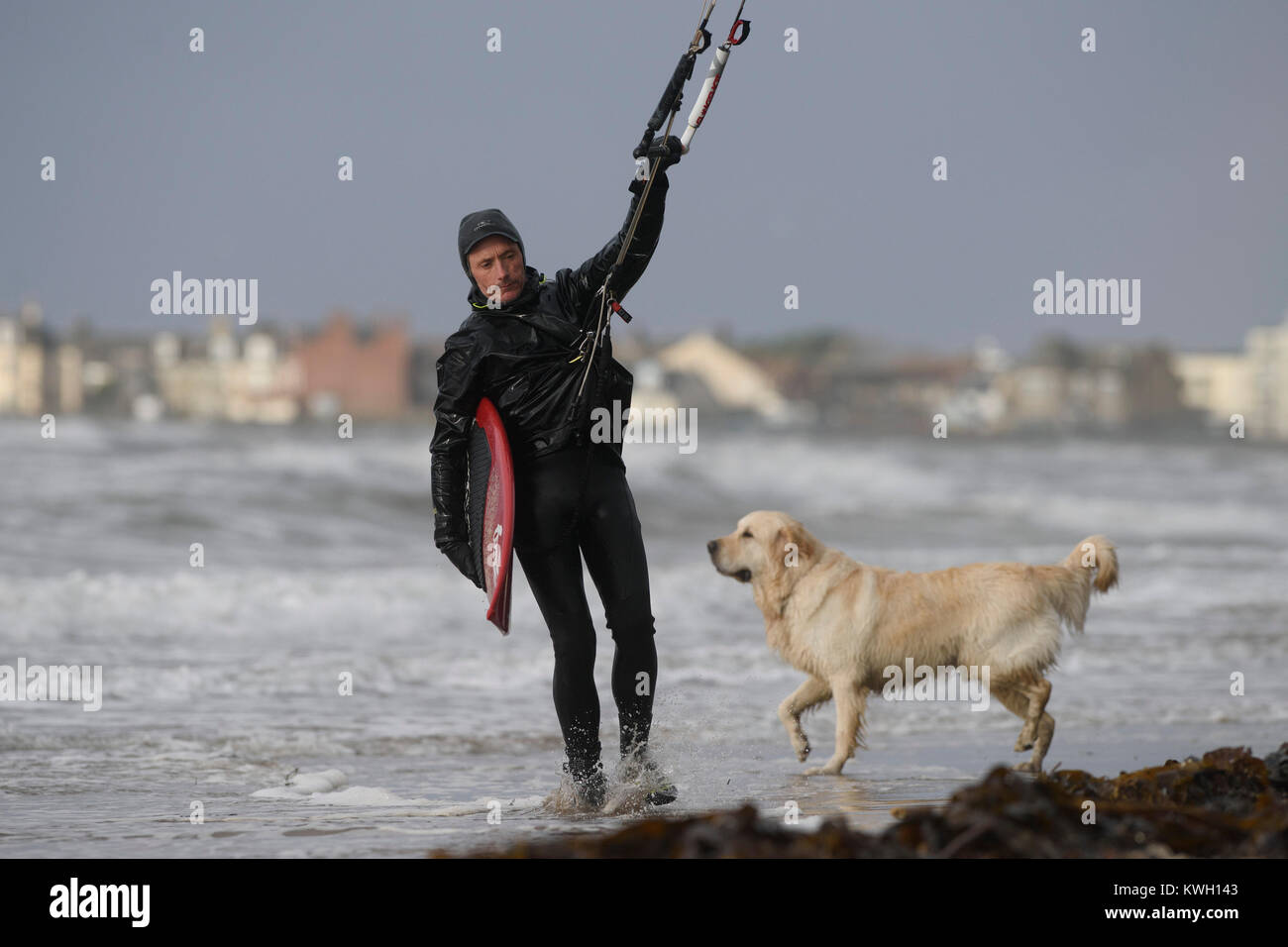 Kite surfers nell'Ayrshire cittadina balneare di Troon approfittare delle condizioni di vento di tempesta Eleanor ancorato nel Regno Unito con una violenta tempesta di forza di vento fino a 100 km/h, lasciando migliaia di case senza potere e colpire i collegamenti di trasporto. Foto Stock