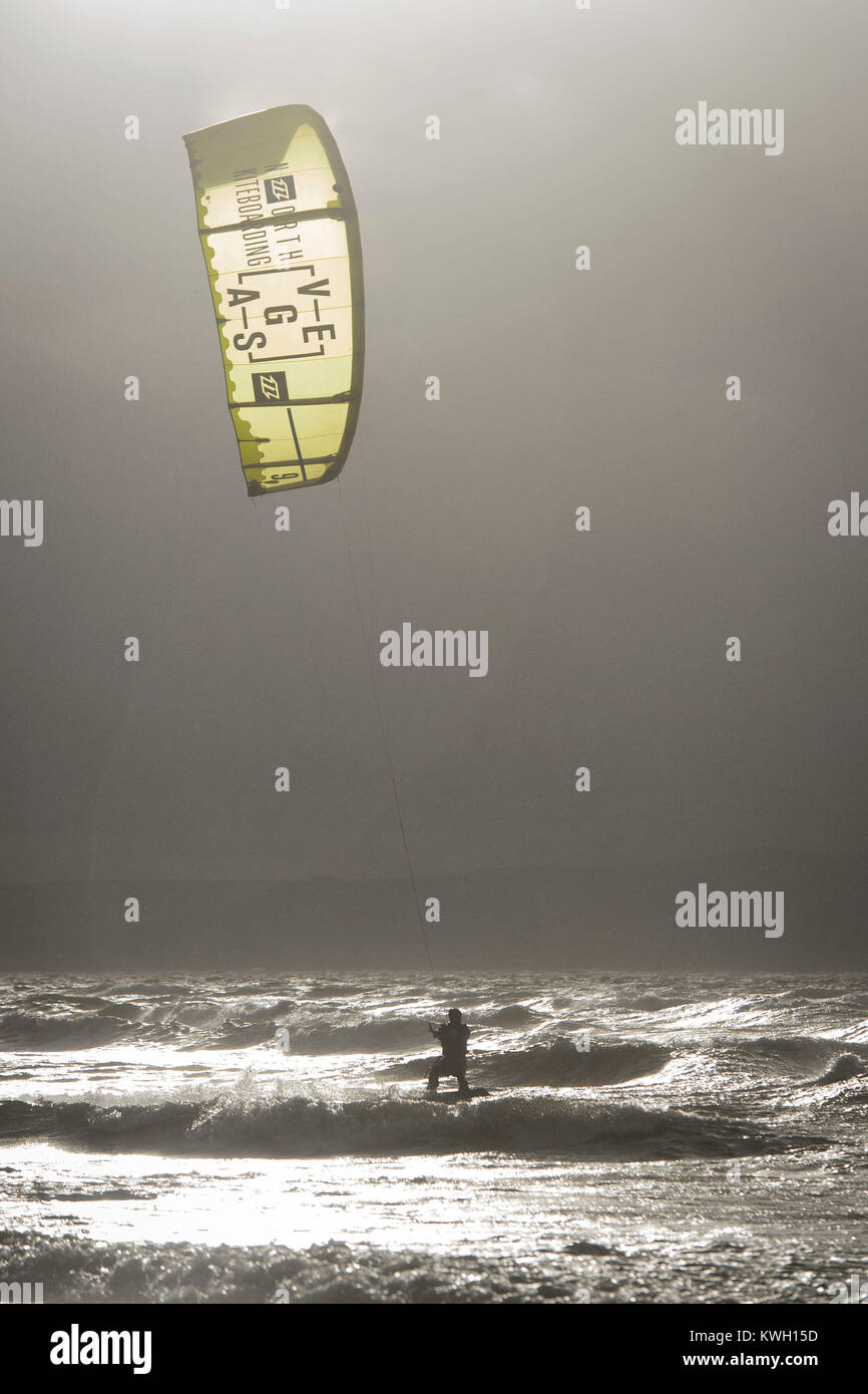 Kite surfers nell'Ayrshire cittadina balneare di Troon approfittare delle condizioni di vento di tempesta Eleanor ancorato nel Regno Unito con una violenta tempesta di forza di vento fino a 100 km/h, lasciando migliaia di case senza potere e colpire i collegamenti di trasporto. Foto Stock