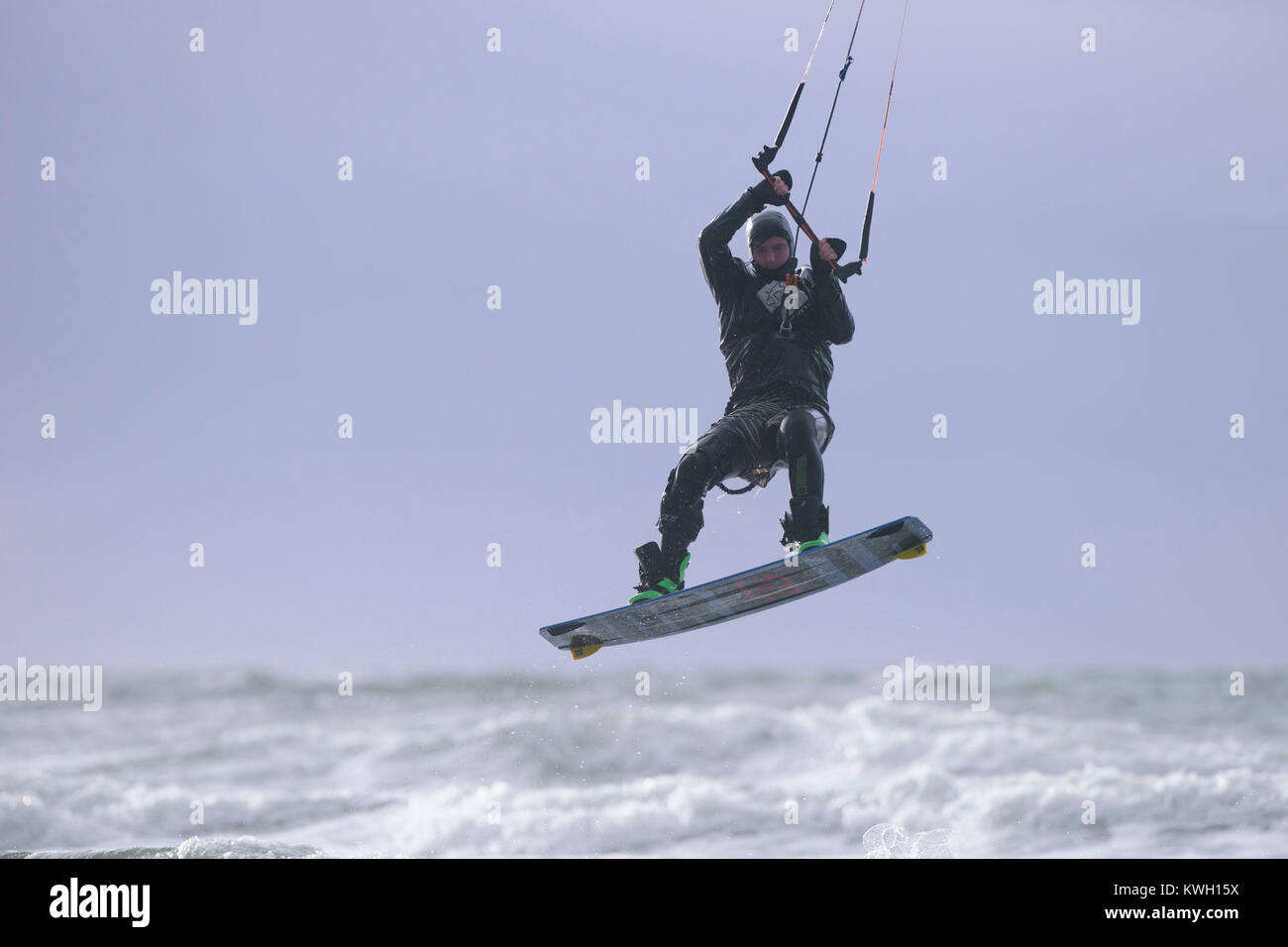 Kite surfers nell'Ayrshire cittadina balneare di Troon approfittare delle condizioni di vento di tempesta Eleanor ancorato nel Regno Unito con una violenta tempesta di forza di vento fino a 100 km/h, lasciando migliaia di case senza potere e colpire i collegamenti di trasporto. Foto Stock