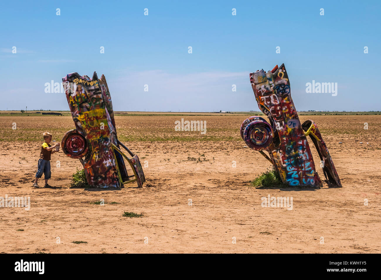 Famoso Cadillac Ranch, pubblico arte e scultura installazione creata dal Signore di chip, Hudson Marquez e Doug Michels vicino a Amarillo, Texas, Stati Uniti d'America. Foto Stock