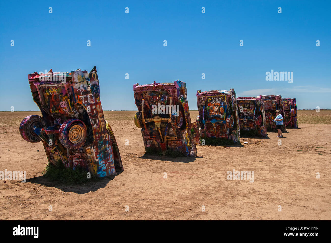 Famoso Cadillac Ranch, pubblico arte e scultura installazione creata dal Signore di chip, Hudson Marquez e Doug Michels vicino a Amarillo, Texas, Stati Uniti d'America. Foto Stock