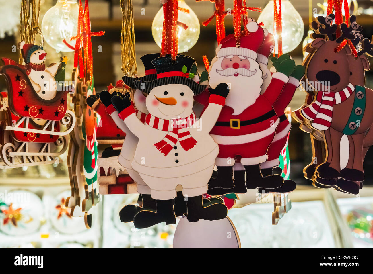 Close-up di addobbi natalizi in vendita presso il tradizionale mercatino di Natale di Strasburgo, Francia. Foto Stock