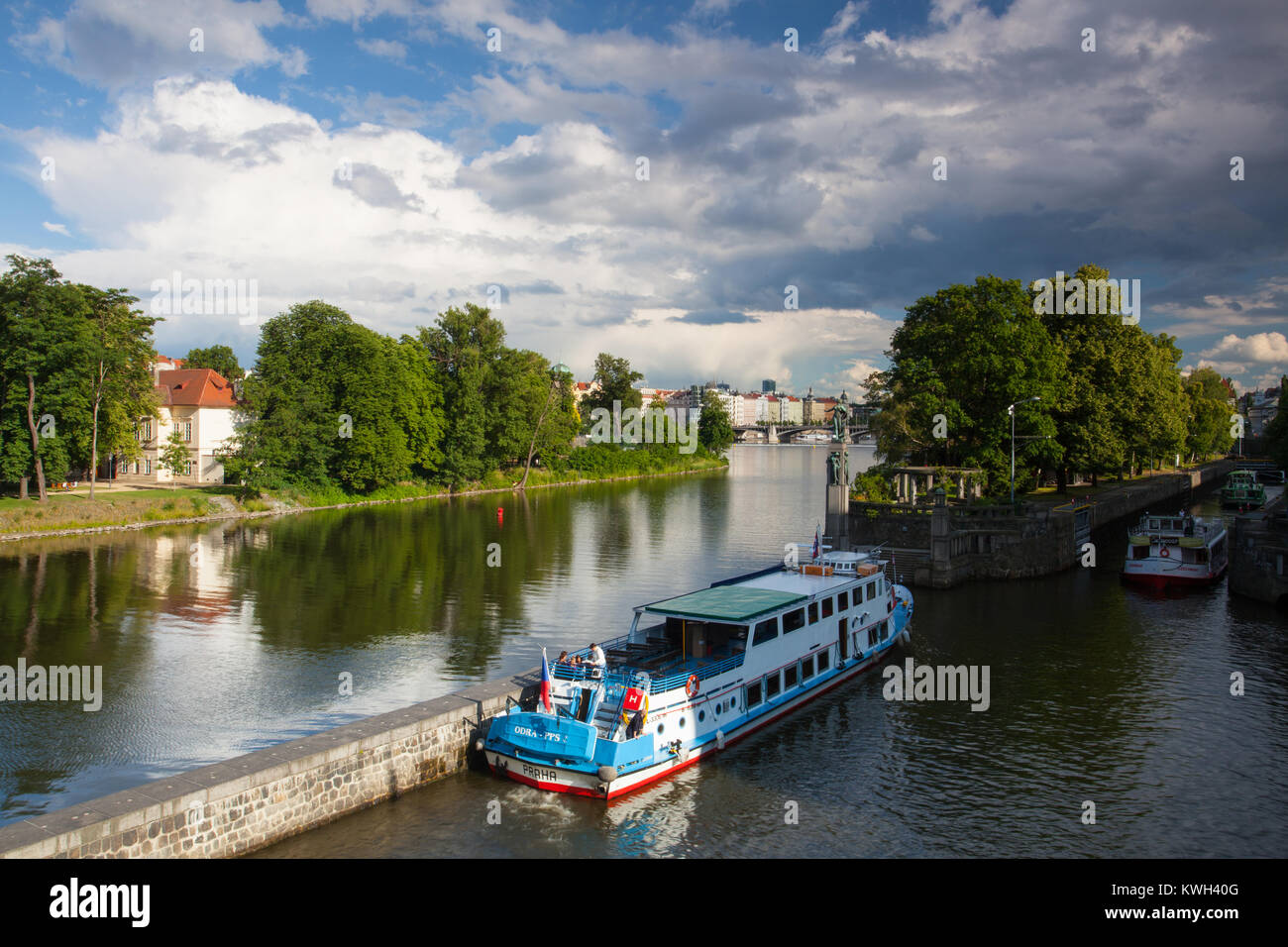 Praga, Repubblica Ceca - 23 Giugno 2015: imbarcazione turistica galleggiante sul fiume Moldava prima della tempesta. Una delle molte attrazioni turistiche di Praga. Foto Stock