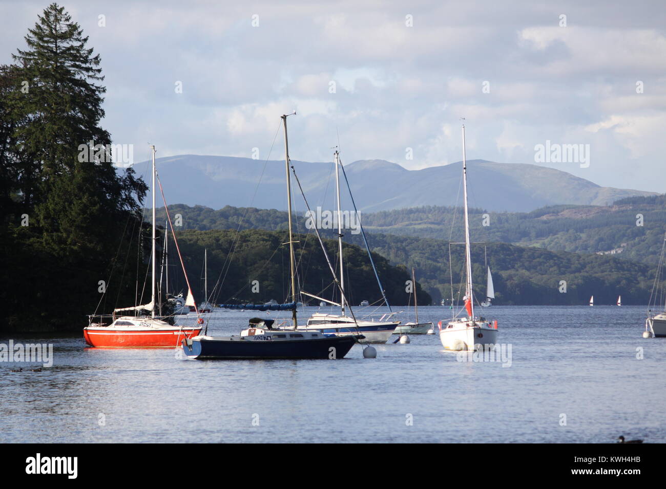 Barche da diporto sul lago di Windermere, Lake District, Inghilterra Foto Stock