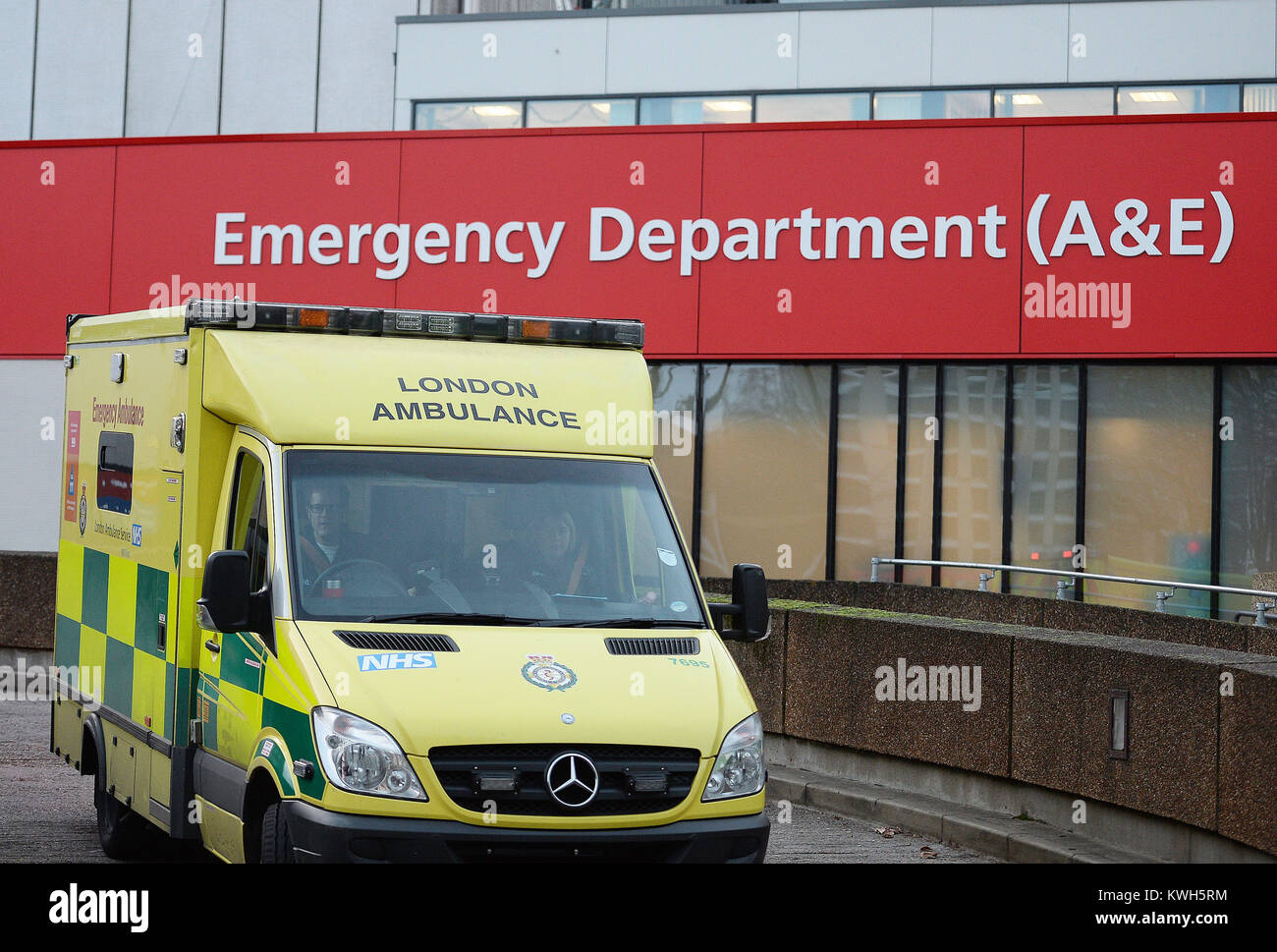 L'area di parcheggio delle ambulanze d'attesa fuori dal reparto A&e del St Thomas's Hospital, nel centro di Londra. Il Segretario della Sanità Jeremy Hunt si è scusato con i pazienti che hanno subito ritardi nelle operazioni a causa delle pressioni invernali nell'NHS in Inghilterra. Foto Stock