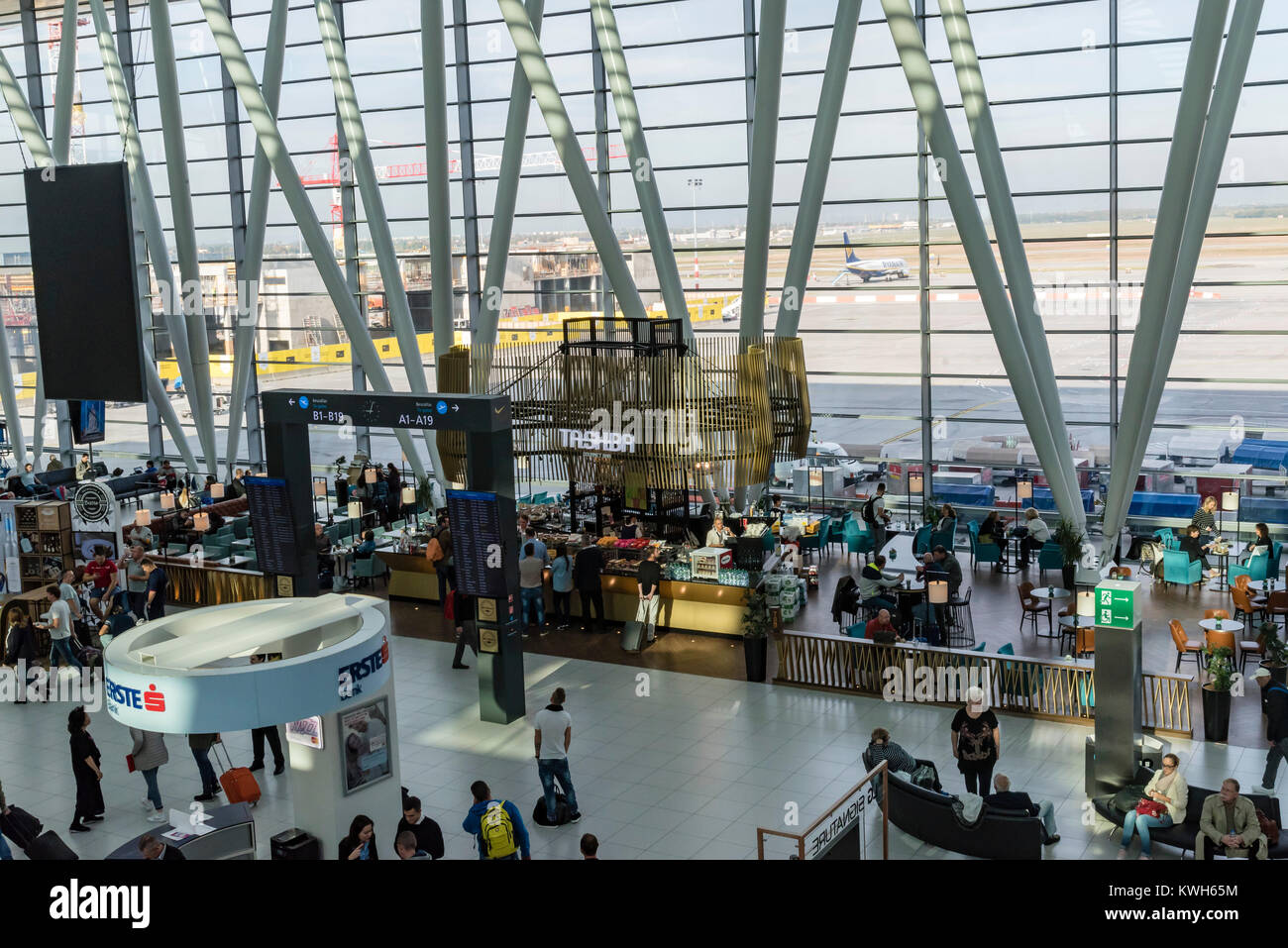BUDAPEST, 10 ottobre 2017 - sala partenze dell'aeroporto Ferihegy di Budapest, Ungheria. I viaggiatori in attesa di bordo per i loro voli a basso angolo di visione. Foto Stock