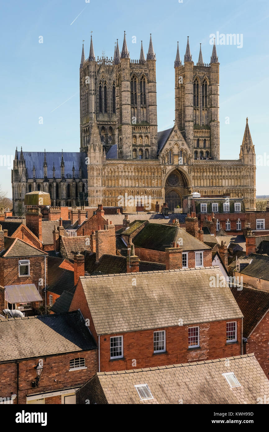 Una vista della Cattedrale di Lincoln prese da dentro le mura del castello di Lincoln e il Museo della prigione, Lincoln, Lincolnshire, England, Regno Unito Foto Stock