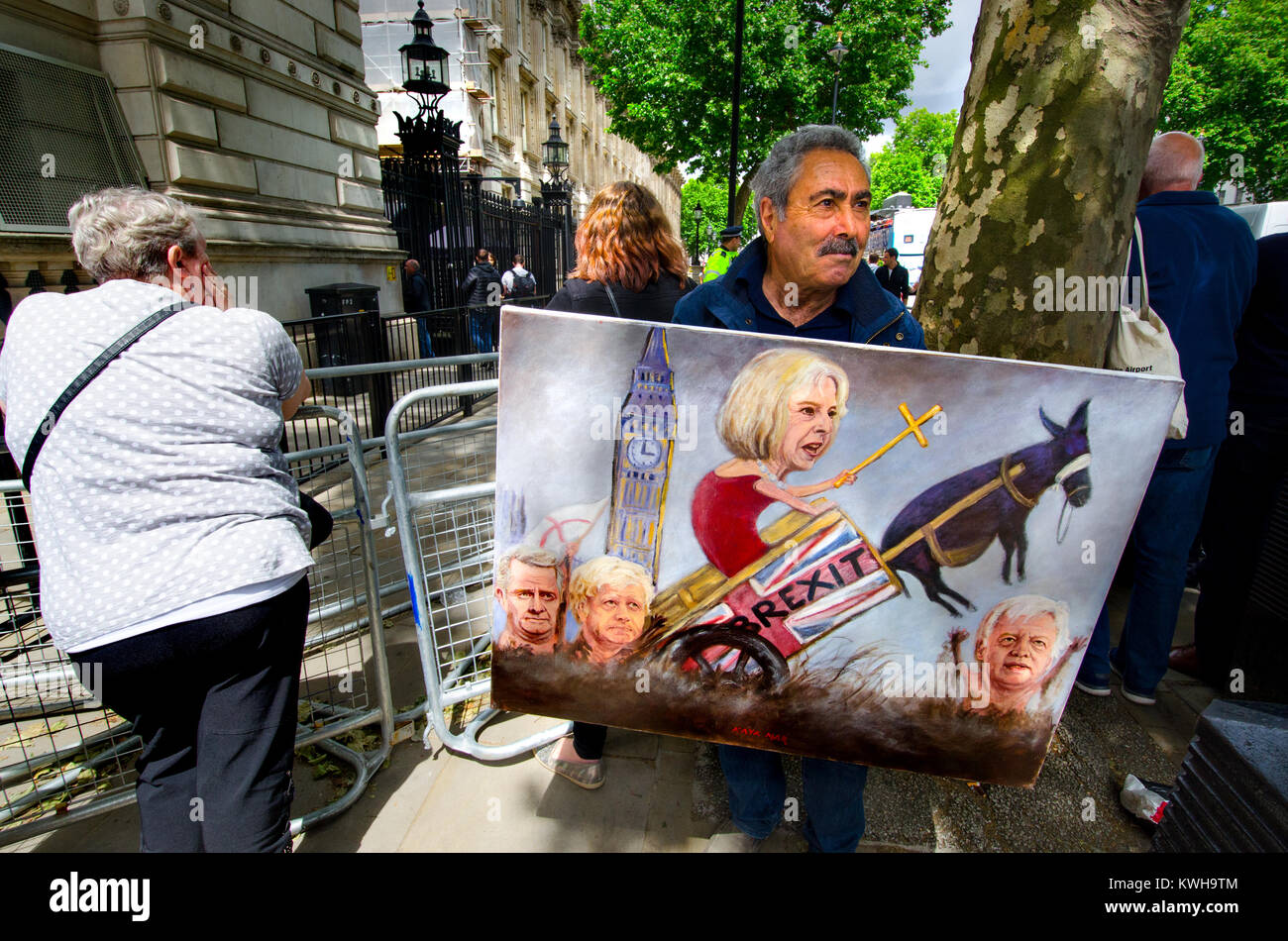 Kaya Mar - Fumettista politico - con uno dei suoi dipinti in Westminster - Brexit: Terssa maggio, Liam Fox, Boris Johnson, David Davis - fuori dall Foto Stock