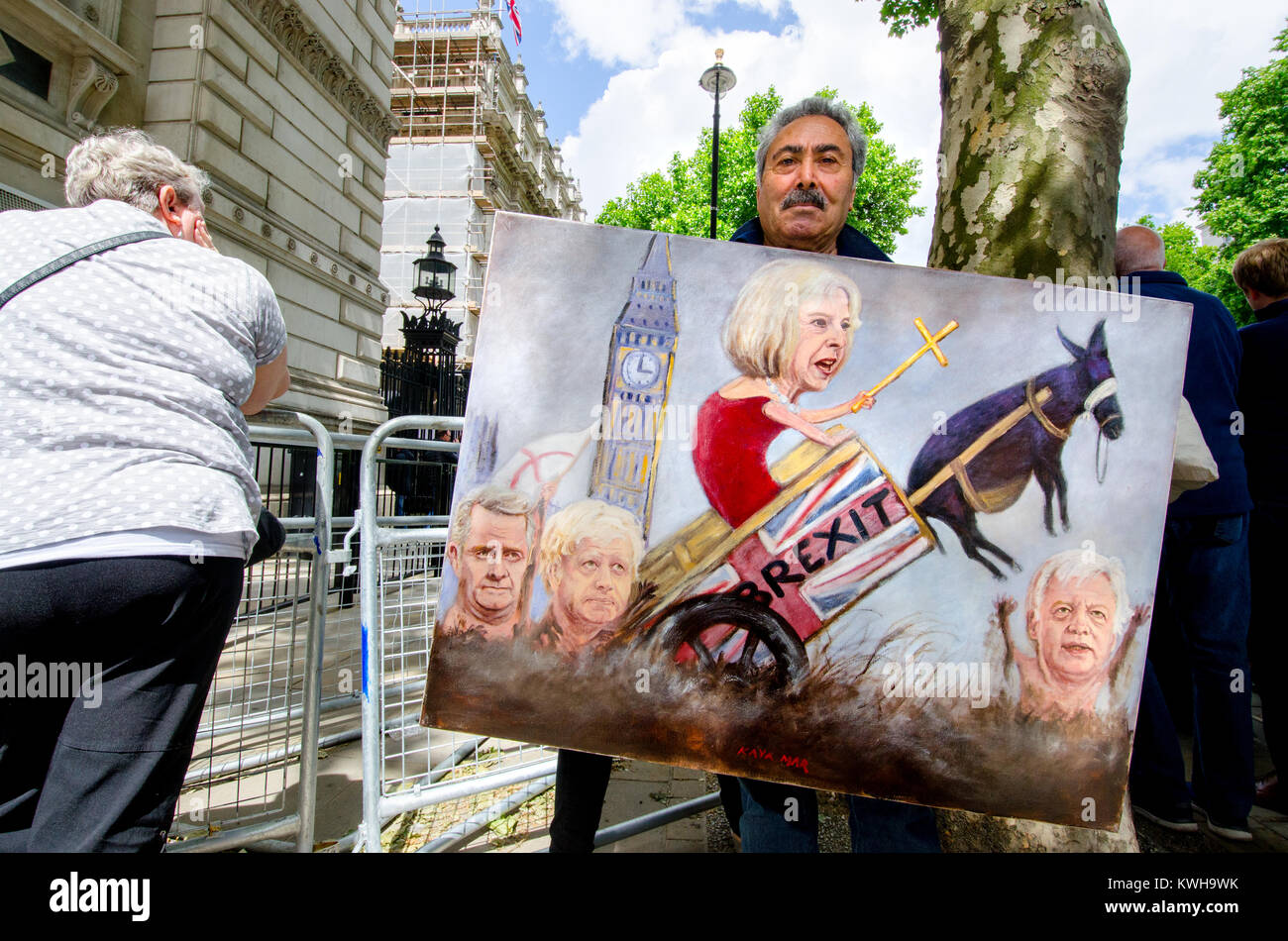 Kaya Mar - Fumettista politico - con uno dei suoi dipinti in Westminster - Brexit: Terssa maggio, Liam Fox, Boris Johnson, David Davis - outsdie dall Foto Stock