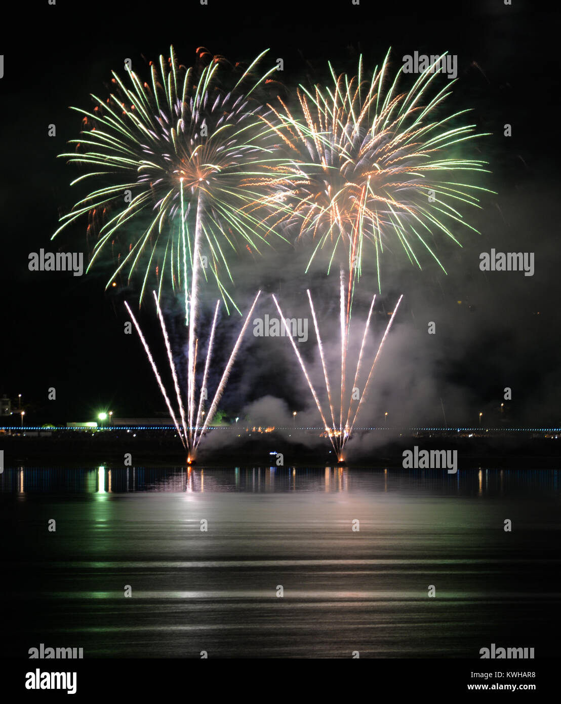 Fuochi d'artificio dopo la battaglia di Flower Moon light parade. Foto Stock