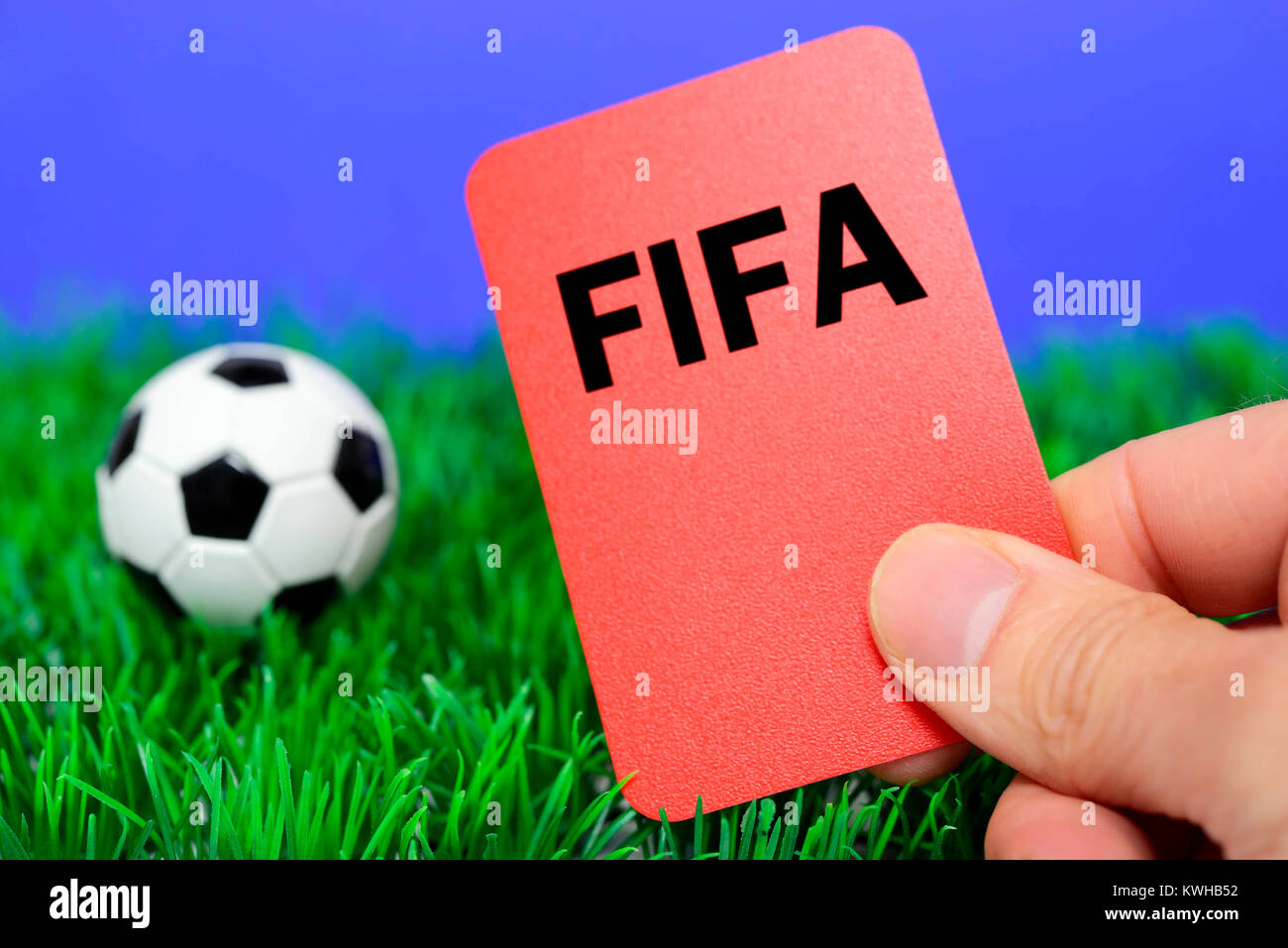 Il calcio in miniatura e la mano con mappa rosso, Fifa scandalo, MiniaturfuÃŸball und mano mit roter Karte, Fifa-Skandal Foto Stock