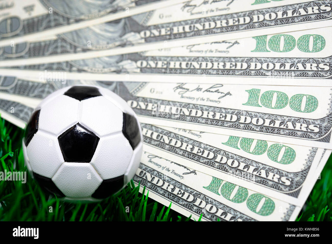 Il calcio in miniatura e dollar note, Fifa scandalo, MiniaturfuÃŸball und Dollarscheine, Fifa-Skandal Foto Stock