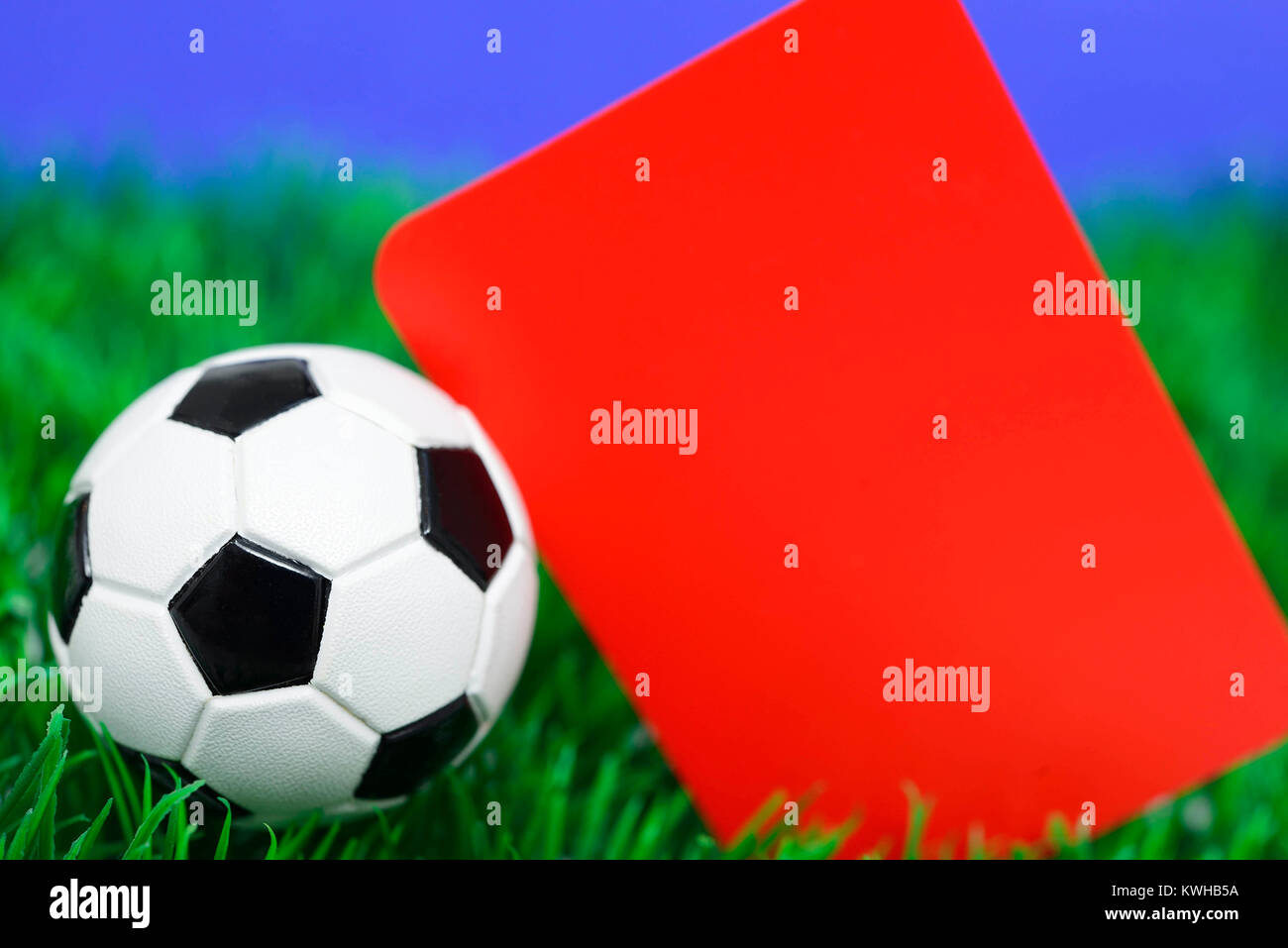 Il calcio in miniatura e mappa rosso, Fifa scandalo, MiniaturfuÃŸball und rote Karte, Fifa-Skandal Foto Stock