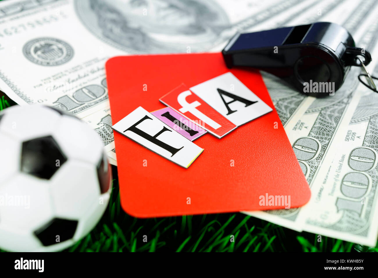 Il calcio in miniatura, rosso mappa e dollar note, Fifa scandalo, MiniaturfuÃŸball, rote Karte und Dollarscheine, Fifa-Skandal Foto Stock