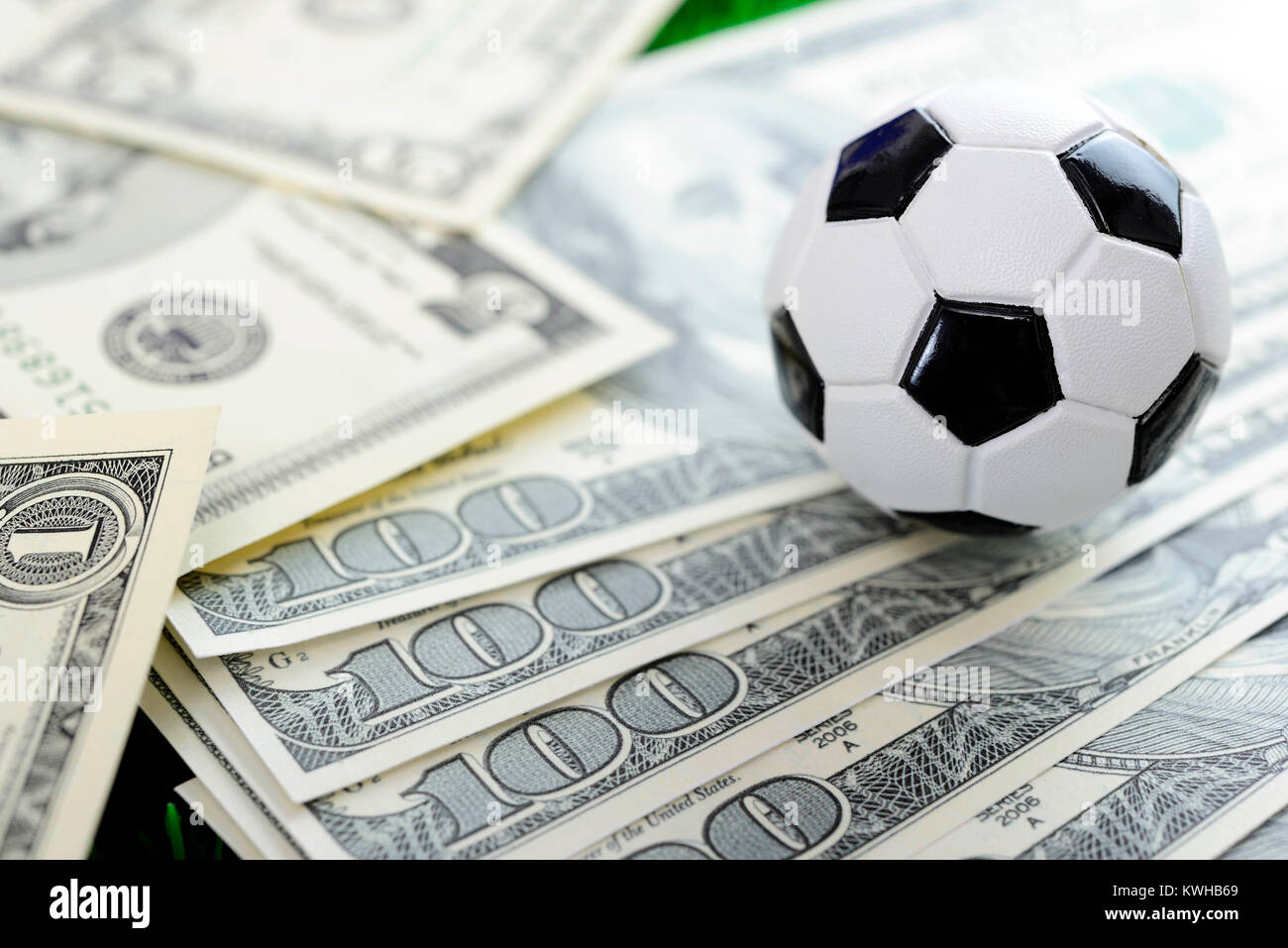 Il calcio in miniatura e dollar note, Fifa scandalo, MiniaturfuÃŸball und Dollarscheine, Fifa-Skandal Foto Stock