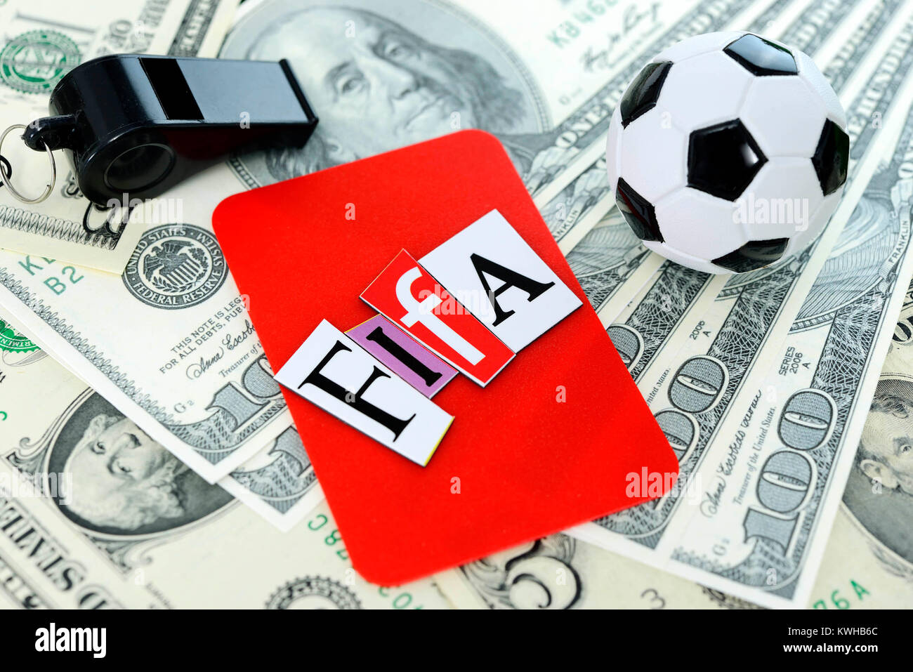 Il calcio in miniatura, rosso mappa e dollar note, Fifa scandalo, MiniaturfuÃŸball, rote Karte und Dollarscheine, Fifa-Skandal Foto Stock