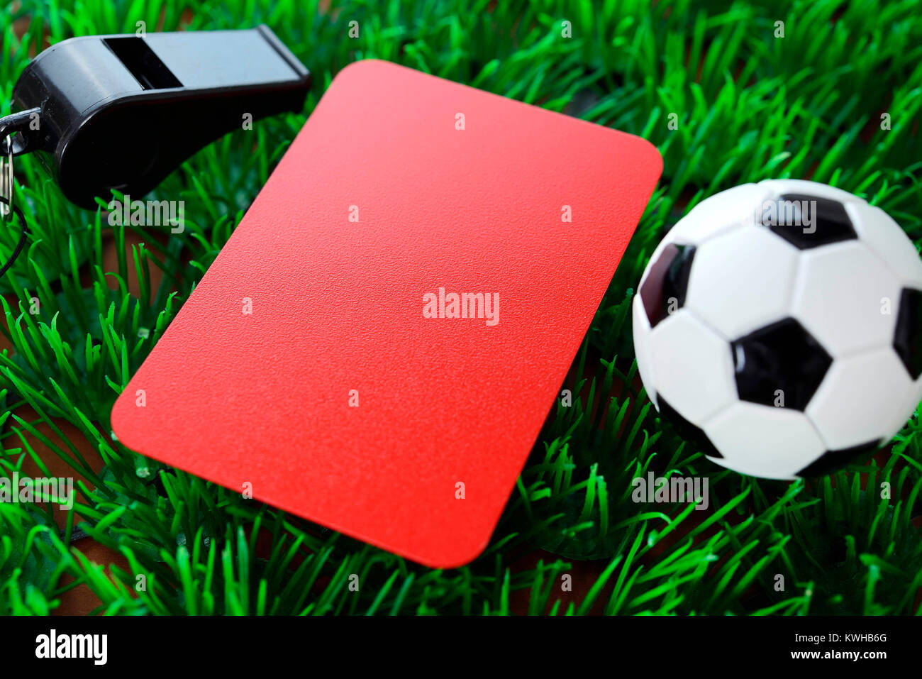 Il calcio in miniatura e mappa rosso, Fifa scandalo, MiniaturfuÃŸball und rote Karte, Fifa-Skandal Foto Stock