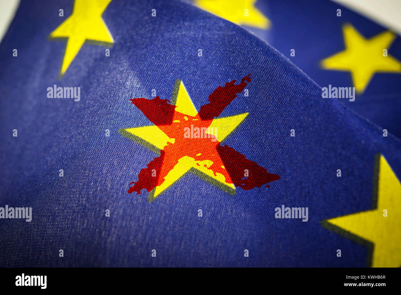 Barrata stella sulla bandiera UE, simbolico Grexit foto, Durchgestrichener Stern auf der EU-Fahne, Symbolfoto Grexit Foto Stock