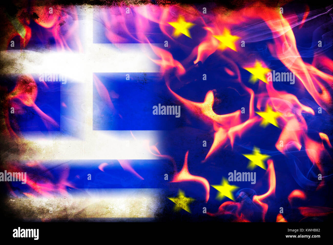 La Grecia e la bandiera europea in fiamme, simbolico Grexit foto, Griechenland- und UE-Fahne in Flammen, Symbolfoto Grexit Foto Stock