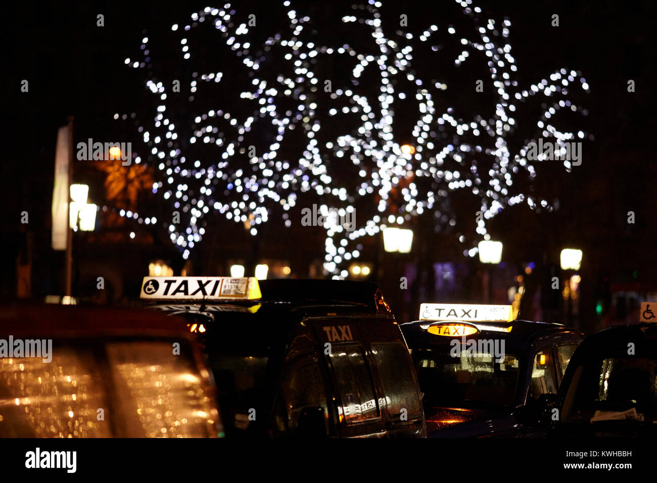 Indicazioni sulla parte superiore della london taxi I taxi ad un rango della cabina nel periodo di Natale belfast Irlanda del Nord Regno Unito Foto Stock