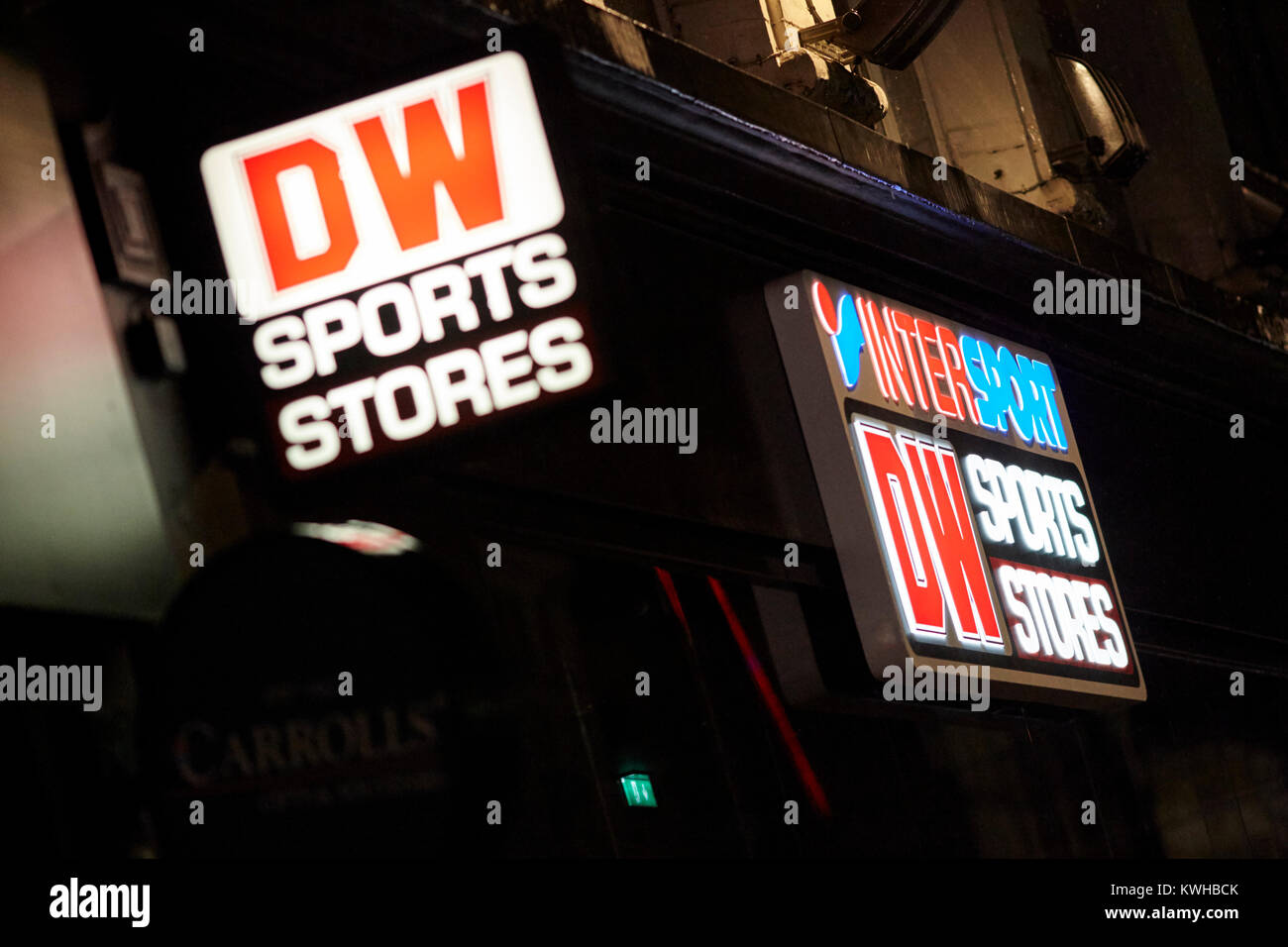 Illuminata dw negozi sportivi segnaletica con intersport belfast Irlanda del Nord Regno Unito Foto Stock
