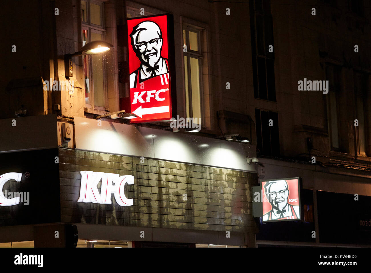 Insegne pubblicitarie al di fuori di un kfc ristorante a Belfast City Centre Irlanda del Nord Regno Unito Foto Stock