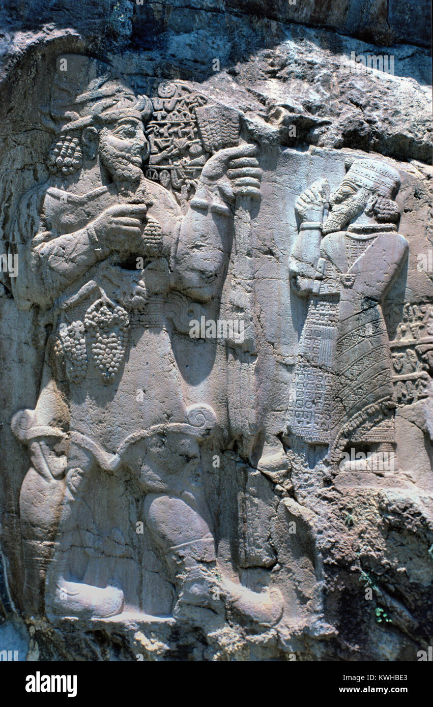 Hittita Ivriz Rock sollievo Carving mostra Hittita Storm o Meteo Dio Tarhunzas (a sinistra) tenendo un grappolo di uva, e l'hittita re Warpalawas di Tawana (c8th BC) e Luwian Iscrizioni geroglifiche a Ivriz, ora Aydinkent, Konya Provincia, Turchia Foto Stock