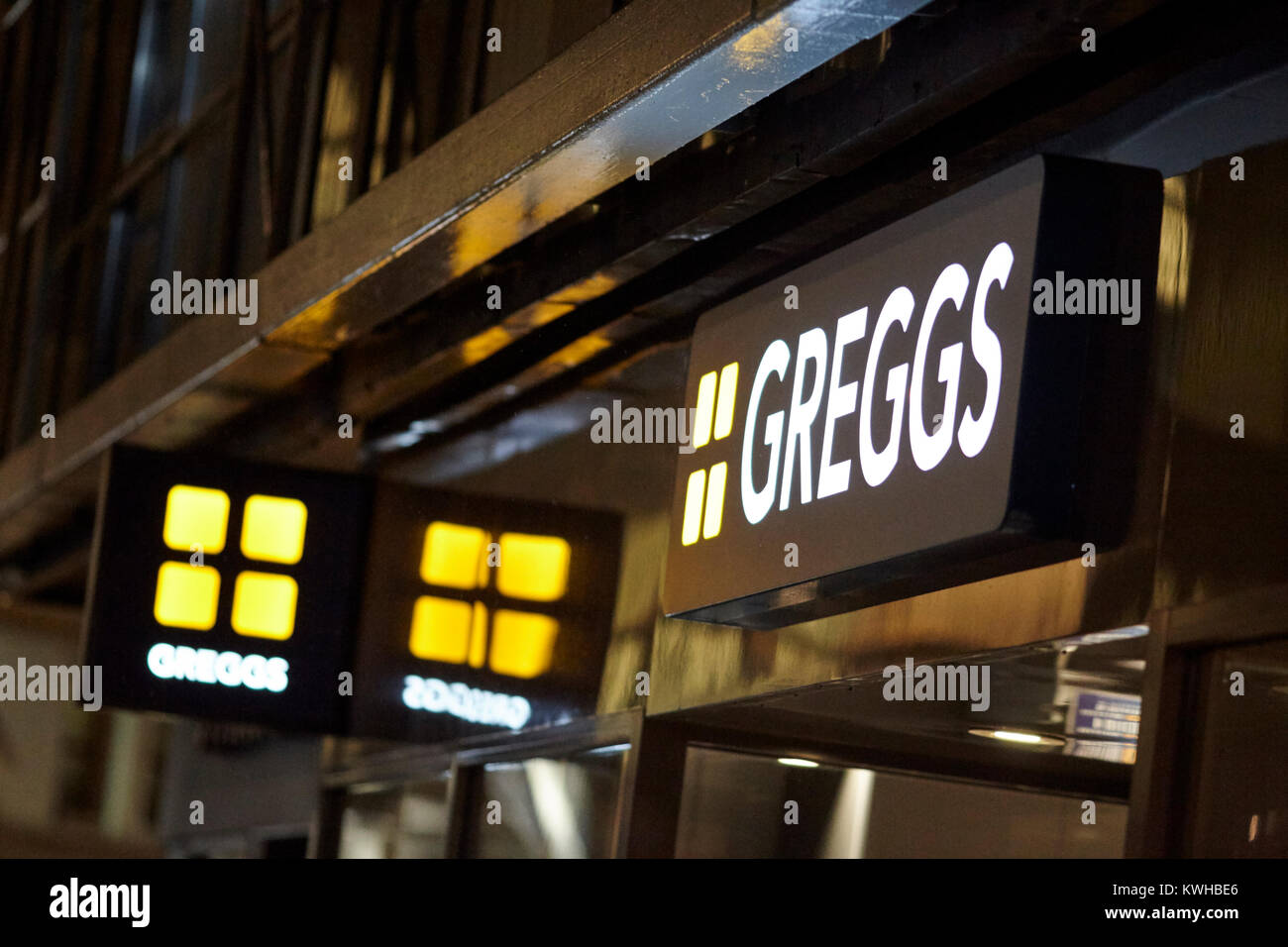 Greggs insegne pubblicitarie al di fuori di un negozio cafe a Belfast Irlanda del Nord Regno Unito Foto Stock