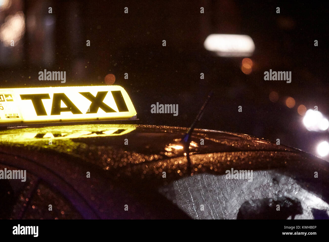 Luce di taxi sotto la pioggia belfast Irlanda del Nord Regno Unito Foto Stock
