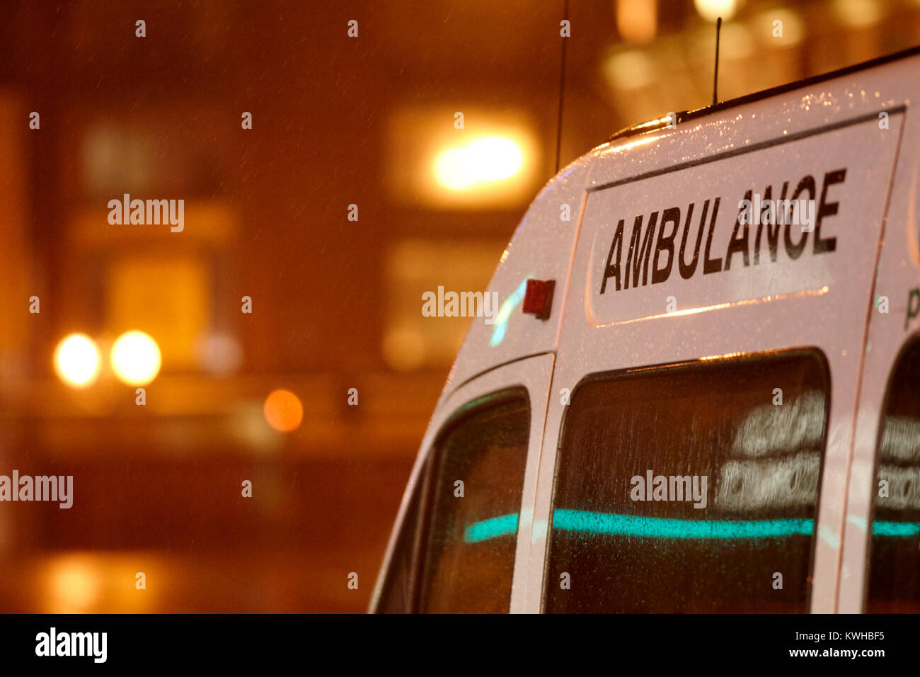 Ambulanza privato in attesa nel centro città sotto la pioggia belfast Irlanda del Nord Regno Unito Foto Stock