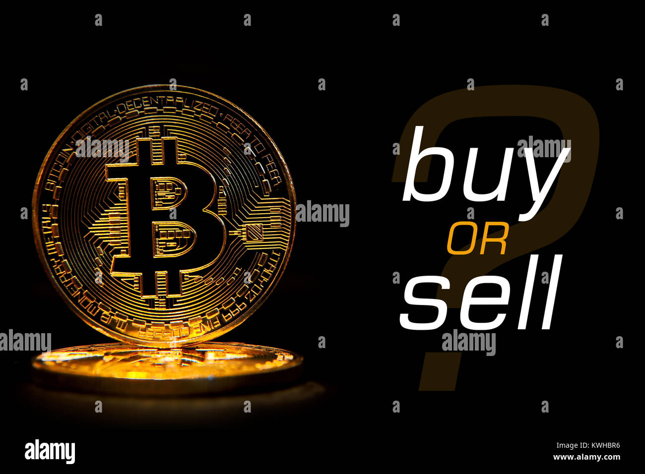 Moneta di bit isolati su sfondo nero con testo di comprare o vendere Foto Stock
