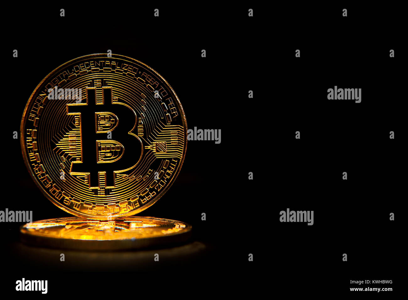 Golden bitcoin isolati su sfondo nero Foto Stock