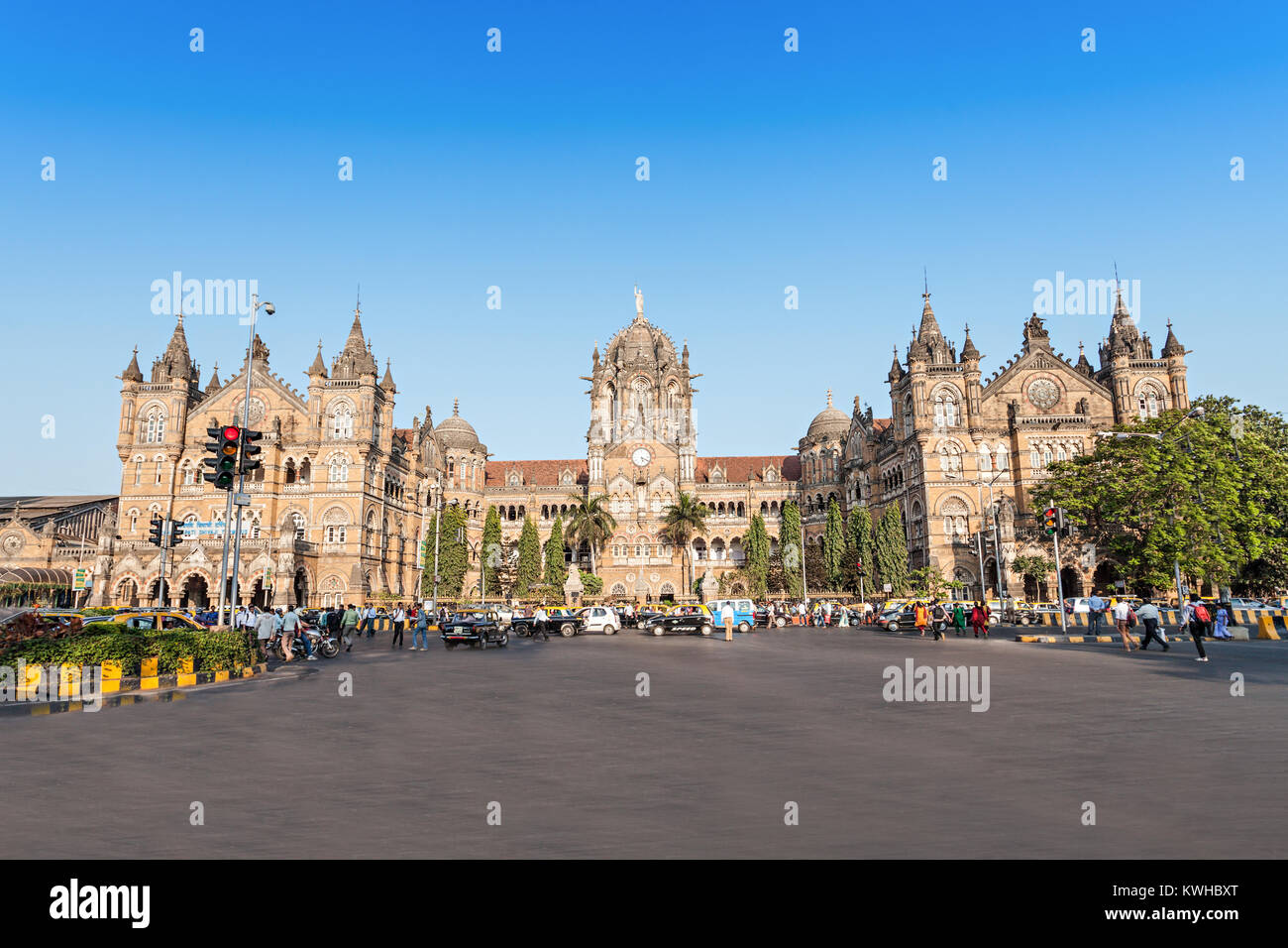 Chhatrapati Shivaji Terminus (CST) è un sito Patrimonio Mondiale dell'UNESCO e una storica stazione ferroviaria di Mumbai, India Foto Stock