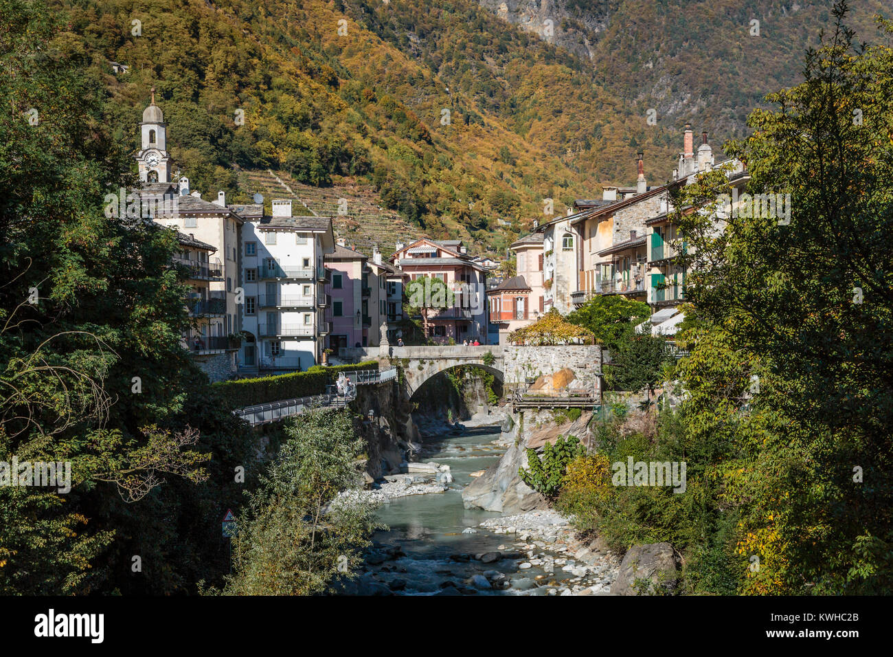 Il villaggio di Chiavenna, Valtellina, Lombardia, Italia, Europa. Foto Stock