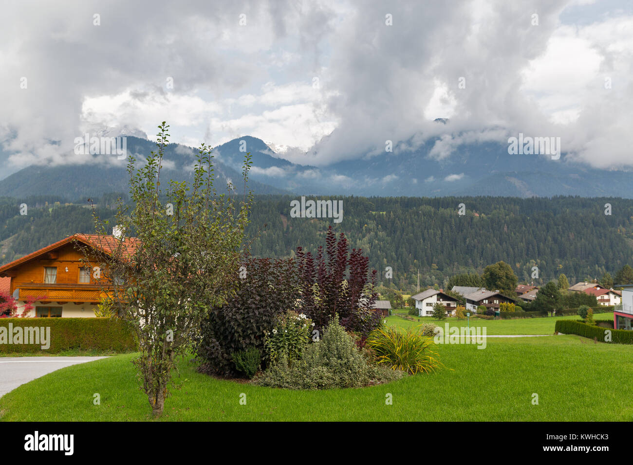 Alpi austriache il paesaggio rurale tra le nuvole. Haus, Stiria, Austria Foto Stock