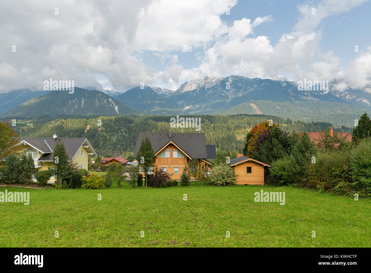 Alpi austriache il paesaggio rurale tra le nuvole. Haus, Stiria, Austria Foto Stock